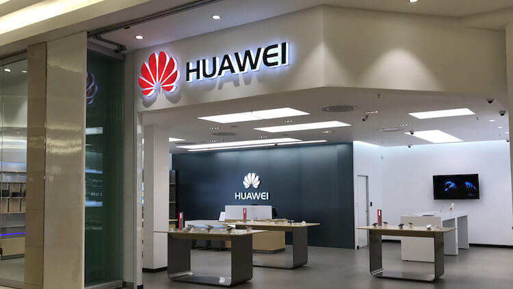 Российские ритейлеры снижают цены на смартфоны Huawei