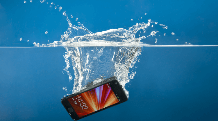 Что делать, если ваш смартфон упал в воду